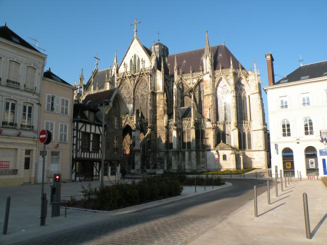  Eglise Saint-Urbain (vue depuis la place de la préfecture)